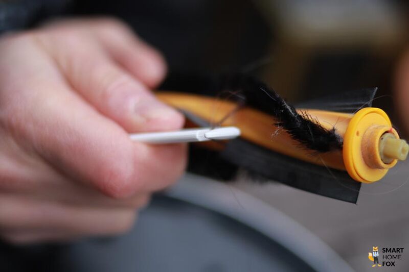 Haare werden mit Hilfe eines Reinigungswerkzeugs beseitigt